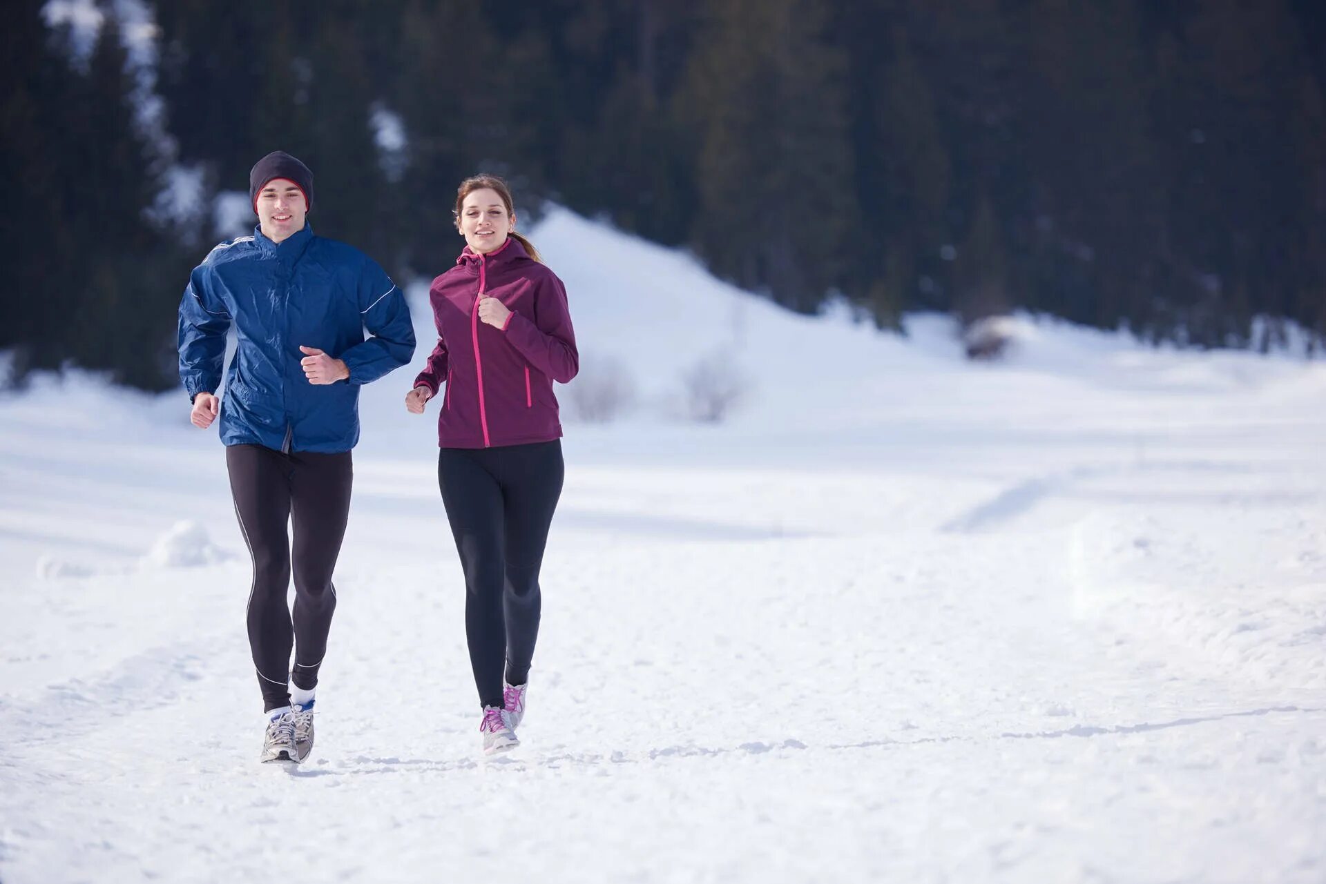 Do sport the winter. Пробежка зимой. Спорт на улице зимой. Занятия спортом зимой. Бег зимой.