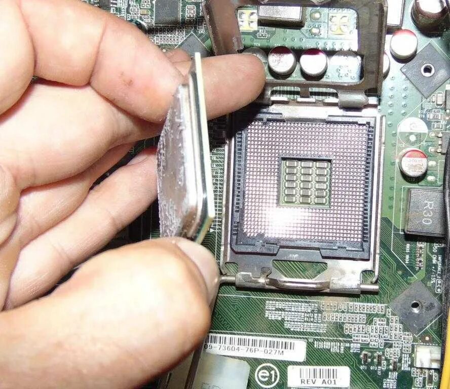 Как снять процессор на защелках. Демонтаж кулера на процессоре амд. Кулер для 478 сокета с металлической платой. Кулер для процессора xeon e5. Di5sx54cu кулер для процессора xeon.