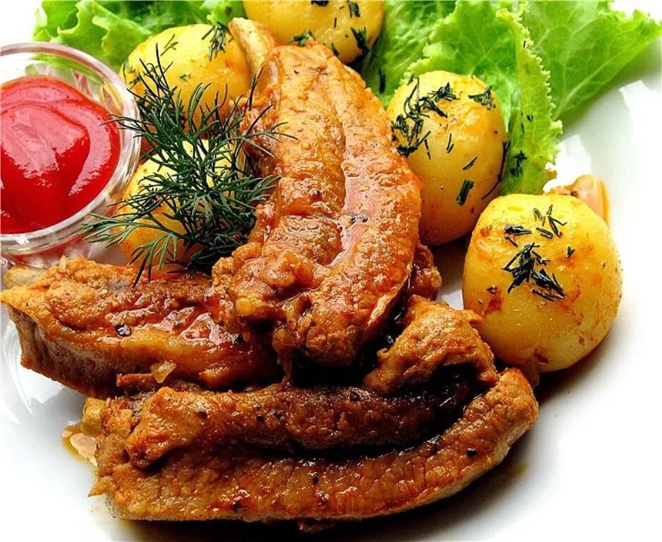 Как вкусно приготовить ребра свиные с картошкой. Свиные рёбрышки с овощами в казане. соус из ребрышек с картошкой. свиные ребрышки с картофельным пюре. смачно.