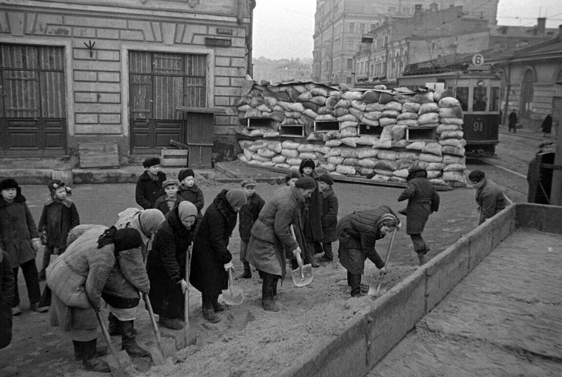 Москва летом 1941. Оборонительные сооружения Москвы 1941. Оборонительные сооружения Ленинграда 1941. Блокада Ленинграда оборонительные сооружения. Оборонительный сооружения Тулы 1941.