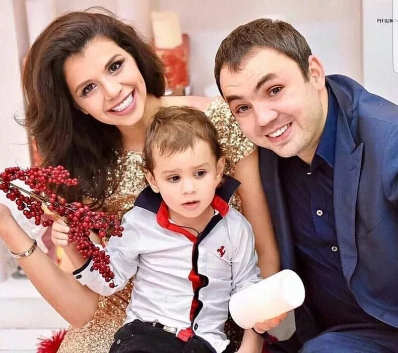 Алиана устиненко и саша гобозов. Устиненко алиана гобозова и саша гобозов. Алиана устиненко и гобозов. Алиана устиненко (гобозова). Алиана устиненко и саша гобозов.