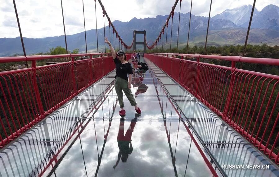 скайпарк адлер подвесной мост. скайпарк качели над пропастью. стеклянный мост в сочи. стеклянный мост в сочи. подвесной мост в сочи роза хутор.