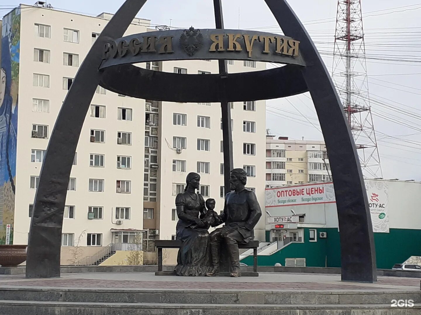 Памятник семену дежневу. Памятник семену дежневу и абакаяде якутск. памятник дежнева в якутске. абакаяда и дежнев памятник.