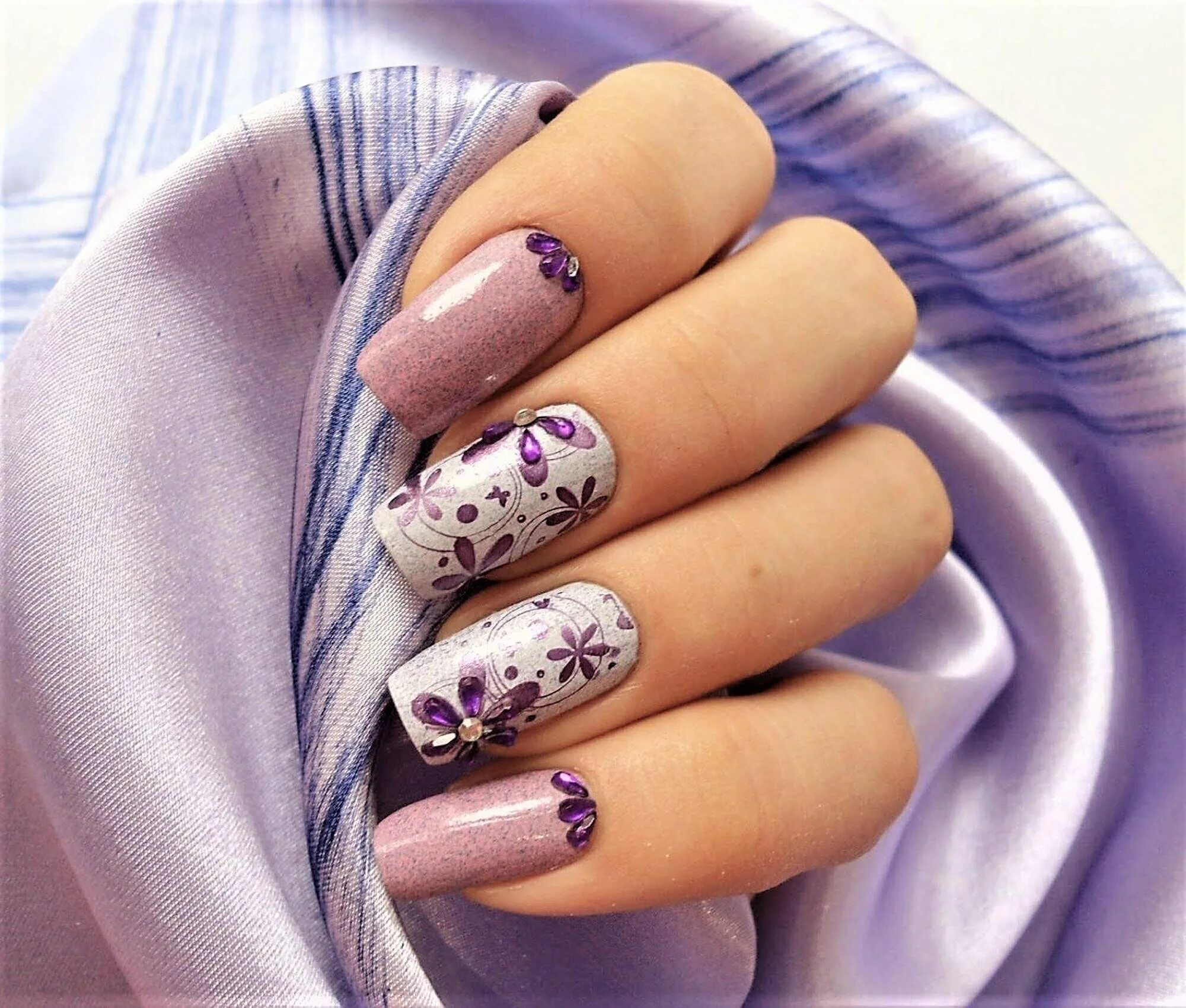 Лиловый маникюр. Фиолетовые ногти. Маникюр фиолетовый с розовым. Фиолетовые ногти. Ногти дизайн сиреневый.