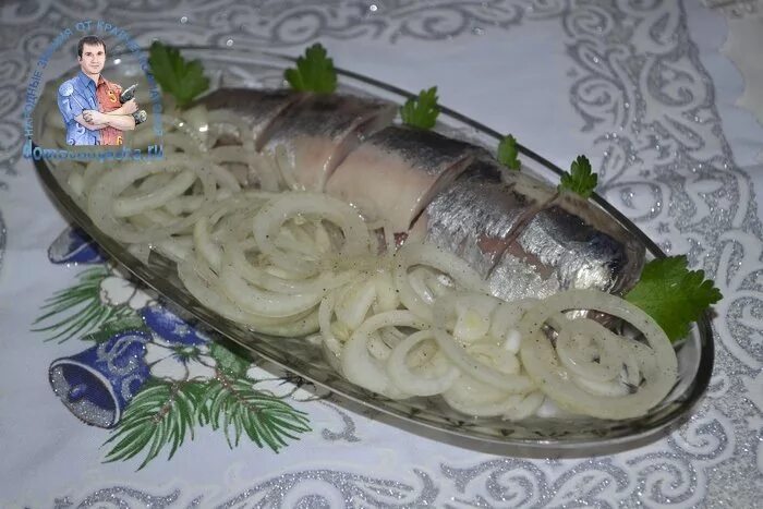 Как замариновать селедку в уксусе. Сельдь с луком и уксусом. сельдь соленая с луком. селёдка с уксусом и луком. селёдка с луком в масле и уксусе.