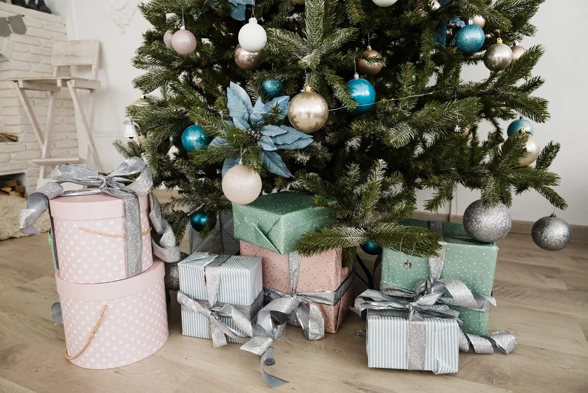 Украсить елку подарками. Подарки под ёлкой. Новогодняя елка с подарками. Новогодняя елка с коробками. Коробки под елку новогодние.