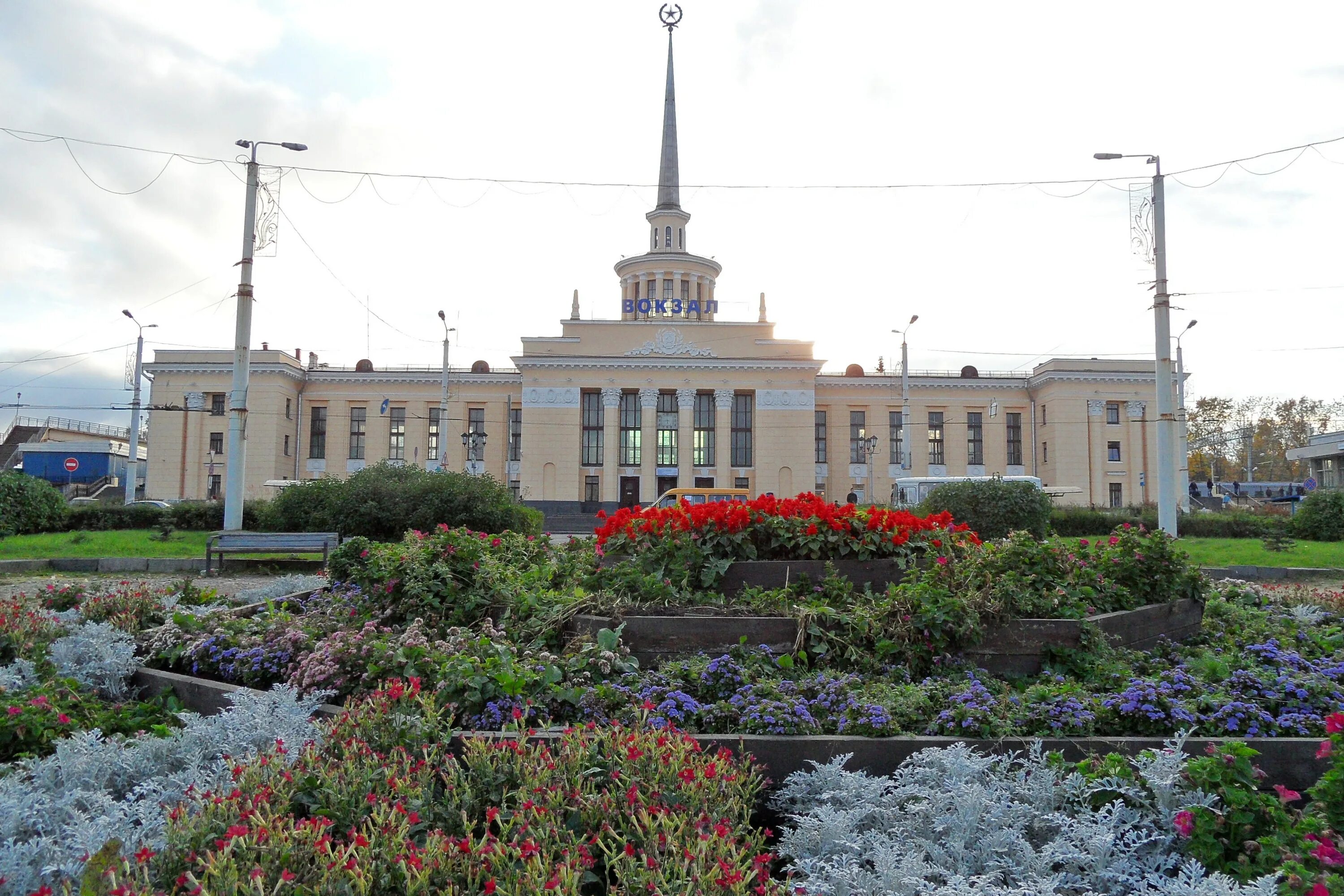 Жд петрозаводск телефон. Вокзал Петрозаводск. Железнодорожный вокзал Петрозаводск. ЖД станция Петрозаводск. Петрозаводский ЖД вокзал.