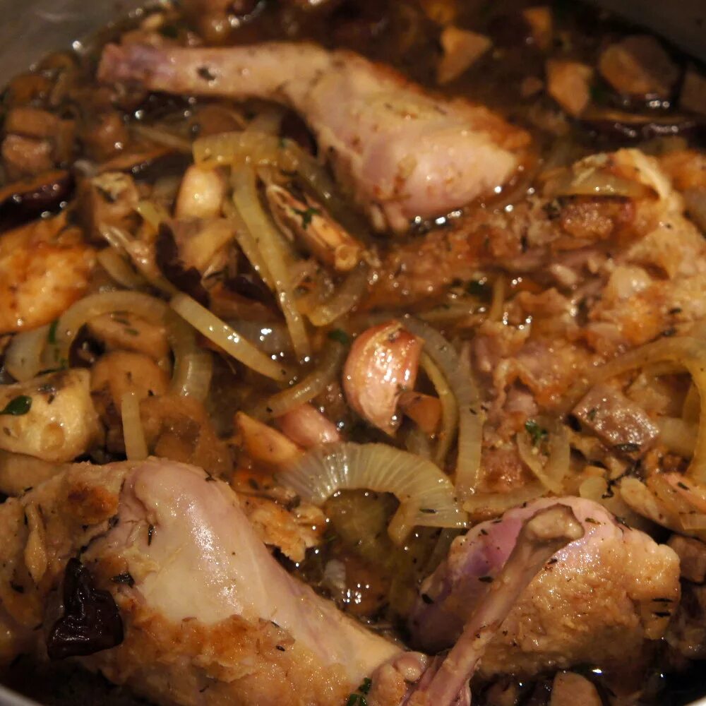 кролик в духовке. кролик запеченный в духовке целиком. приготовленный заяц. кролик в духовке. приготовление кролика.