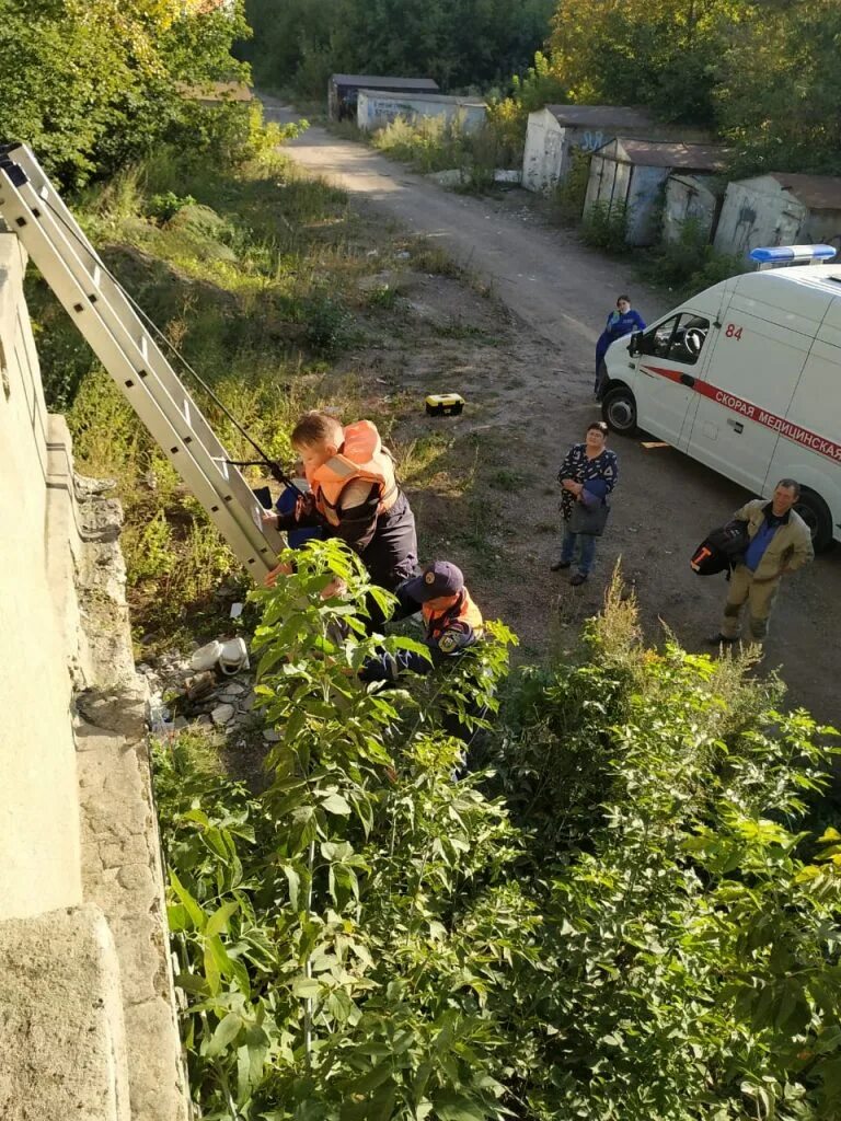 Толпа школьников. Пропал мальчик челябинск. Перелюб новости. Убийство мобилизованного. Тело мальчика.