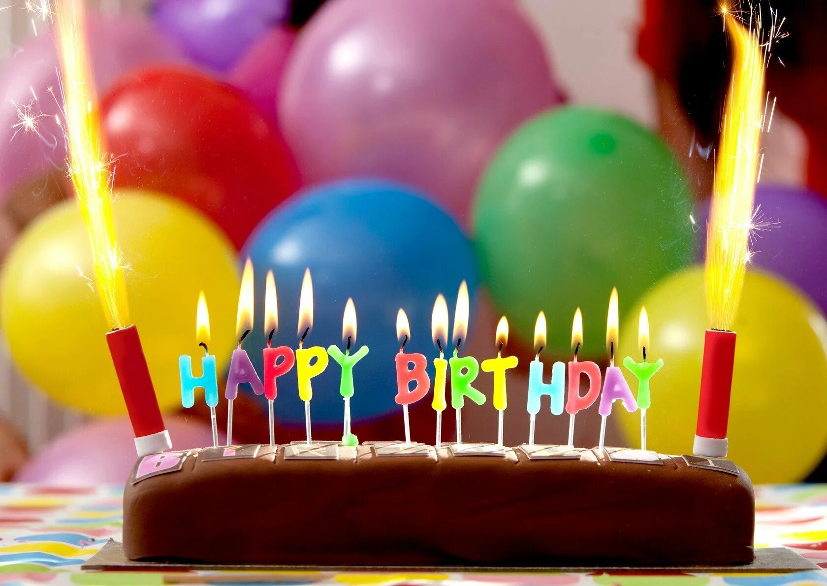 С днём рождения тортик и шарики. С днём рождения торт шарики. С днём рождения яркие. Шары на торте.