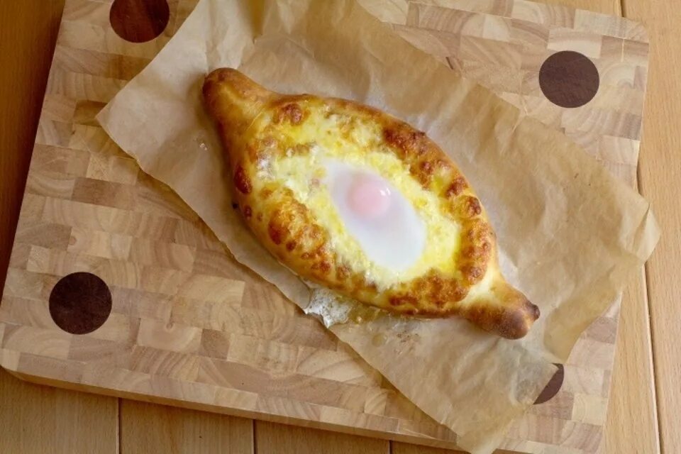 Хачапури аджарский чахохбили. Хачапури горит. Хачапури грузинский. Аджарский хачапури с ветчиной и сыром. Грузинский хачапури по аджарски.