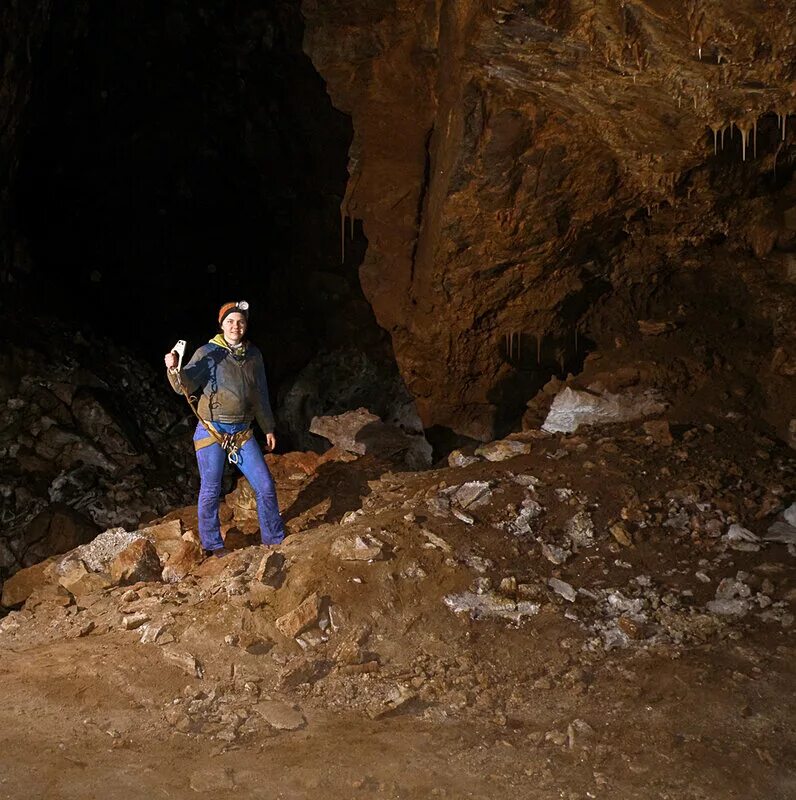 Пещеры презентация. Пещера давели в греции. Пещеры в афинах. Спелеотуризм на урале. Пещеры югославии.