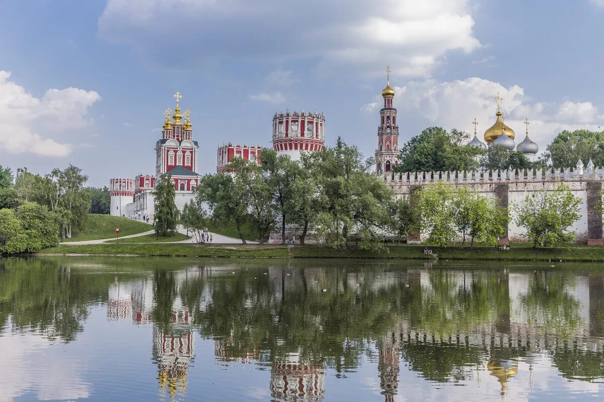 Известные монастыри москвы. Новодевичий монастырь в Москве. Новодевичий Богородице-Смоленский монастырь. Ансамбль Новодевичьего монастыря.