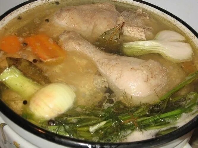 Как варить холодец из курицы рецепт. Холодец куриный. кастрюля для холодца. холодец из окорочков. холодец из куриных окорочков с желатином.