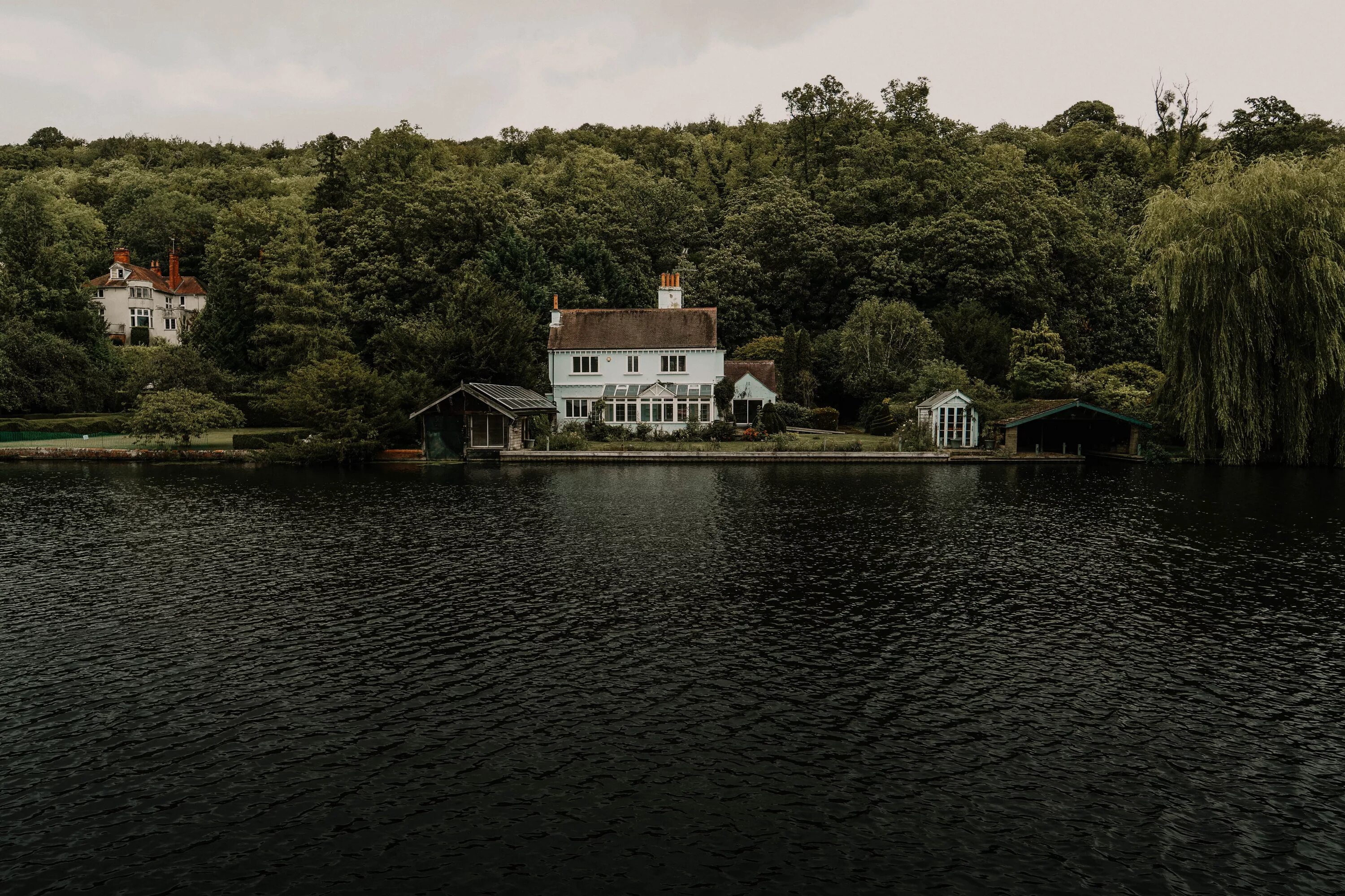 House near the lake. Дом у озера. Дом на берегу реки. Домик на берегу озера. Дом в лесу у озера.