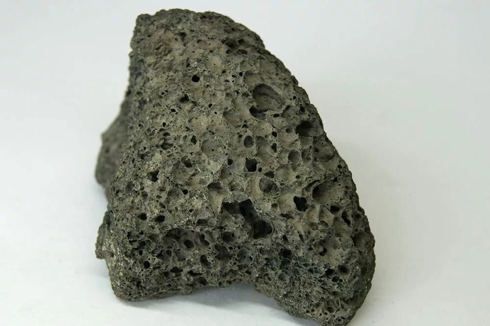 Базальт это минерал. Базальт Горная порода. Базальт магматическая порода. Вулканический туф и пемза. Базальт изверженный.