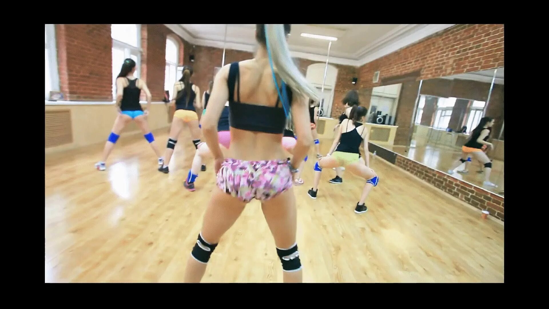 Как называется танец когда трясут. Тверк дети. Танец попой. Тверк геншин. Кэтрин // twerk.