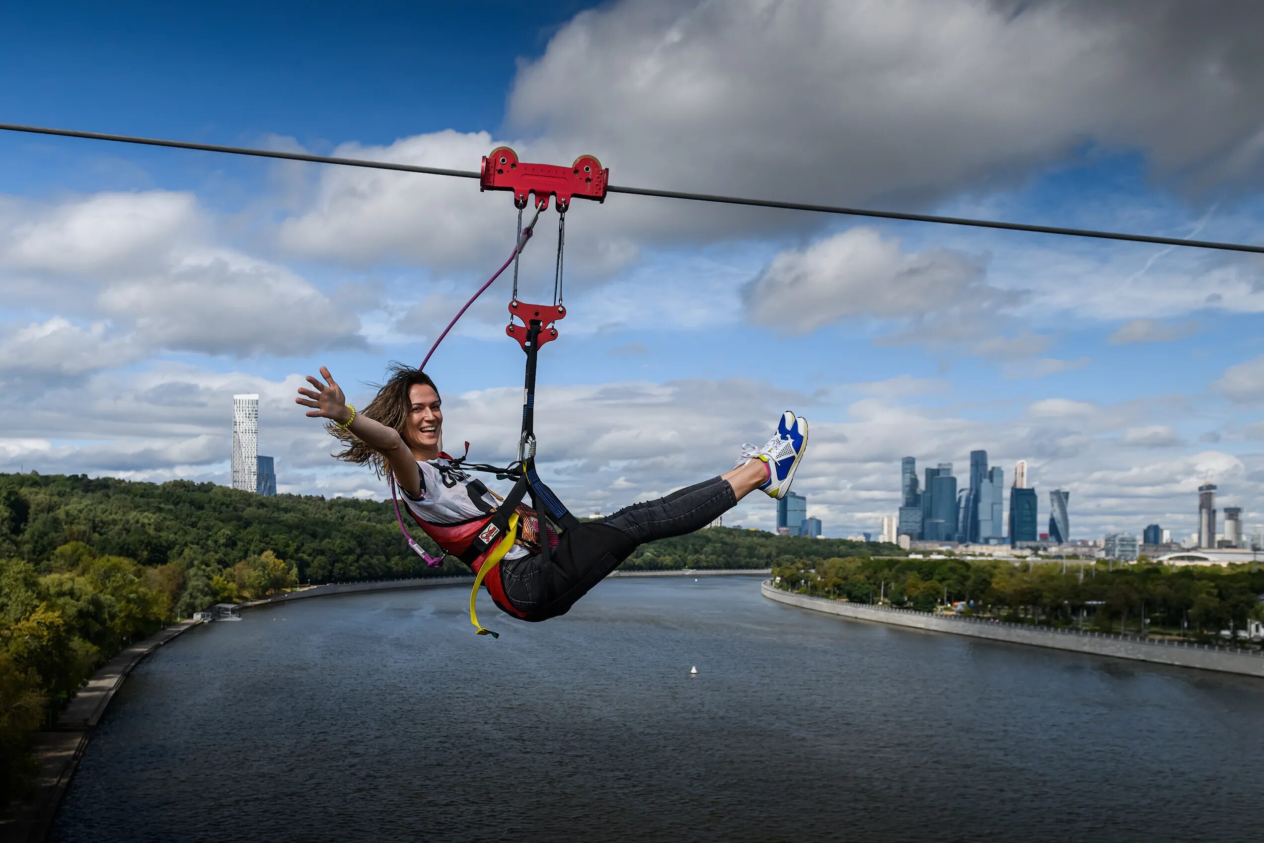 Зиплайн Скайпарк Москва. Зиплайн Москва Воробьевы горы. Аттракцион Zipline в Skypark Москва (Лужники). Skypark Воробьевы горы.