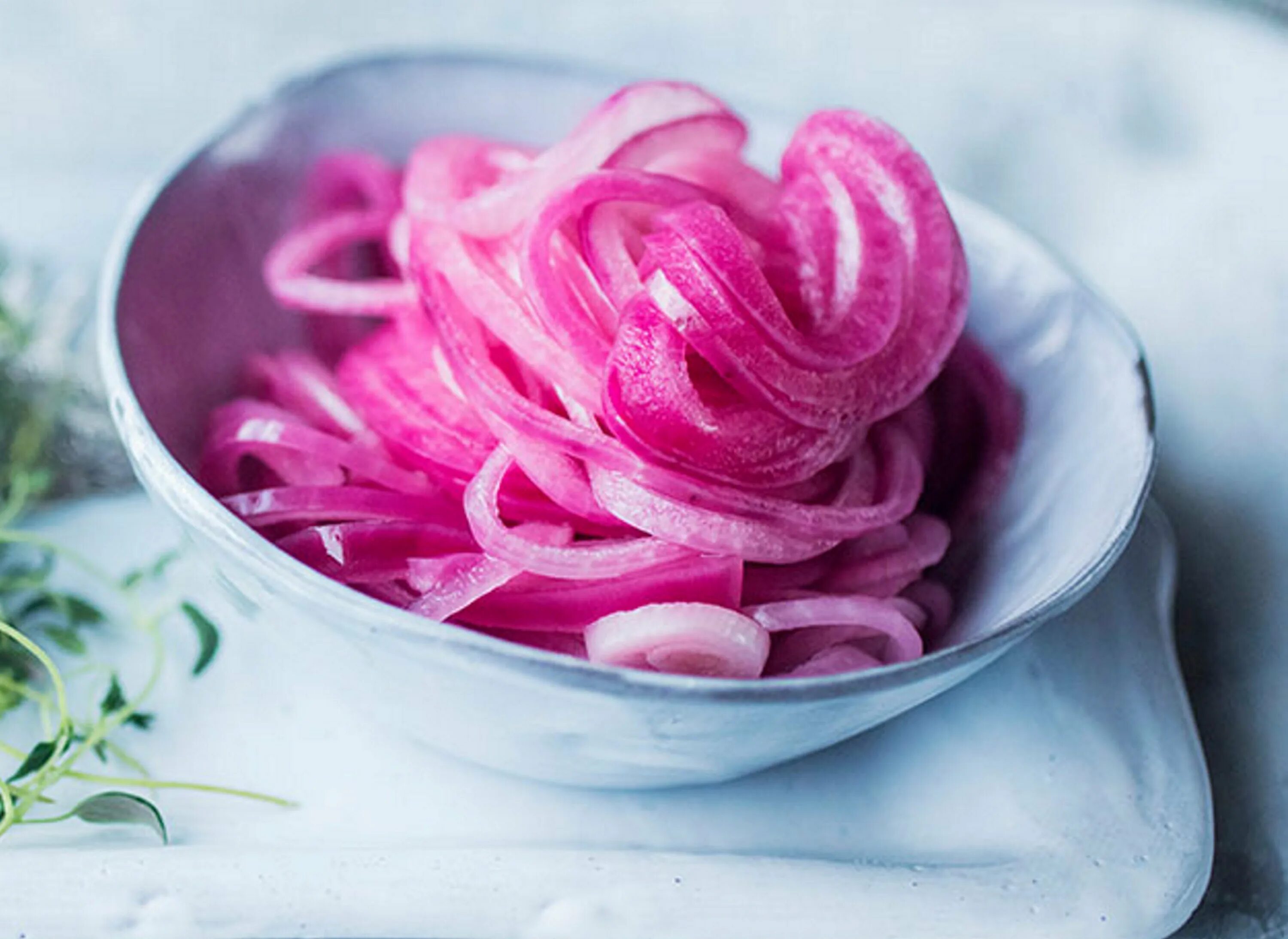 Кухня наизнанку мариновать лук. Лук розовый маринованный. маринованный красный лук. маринованный репчатый лук розовый. маринованные цветы.