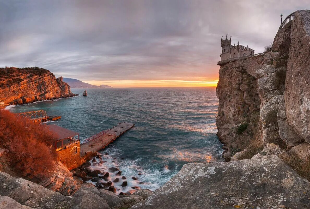 Красивое море крым. Крымский полуостров Ласточкино гнездо. Ласточкино гнездо с моря. Севастополь Ласточкино гнездо. Ялта Ласточкино гнездо с моря.