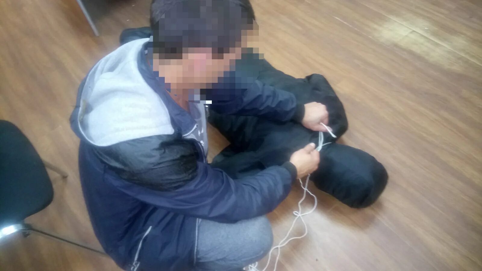 Связал подростков. Девушка подросток лежит. Связанная девочка подросток. Связанные красивые девушки. Связанный мальчик подросток.