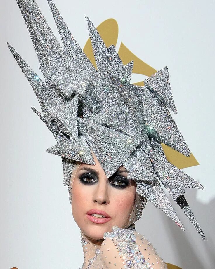 Леди Гага головные уборы. Леди Гага в шляпе. Philip Treacy шляпы. Шляпы звезд