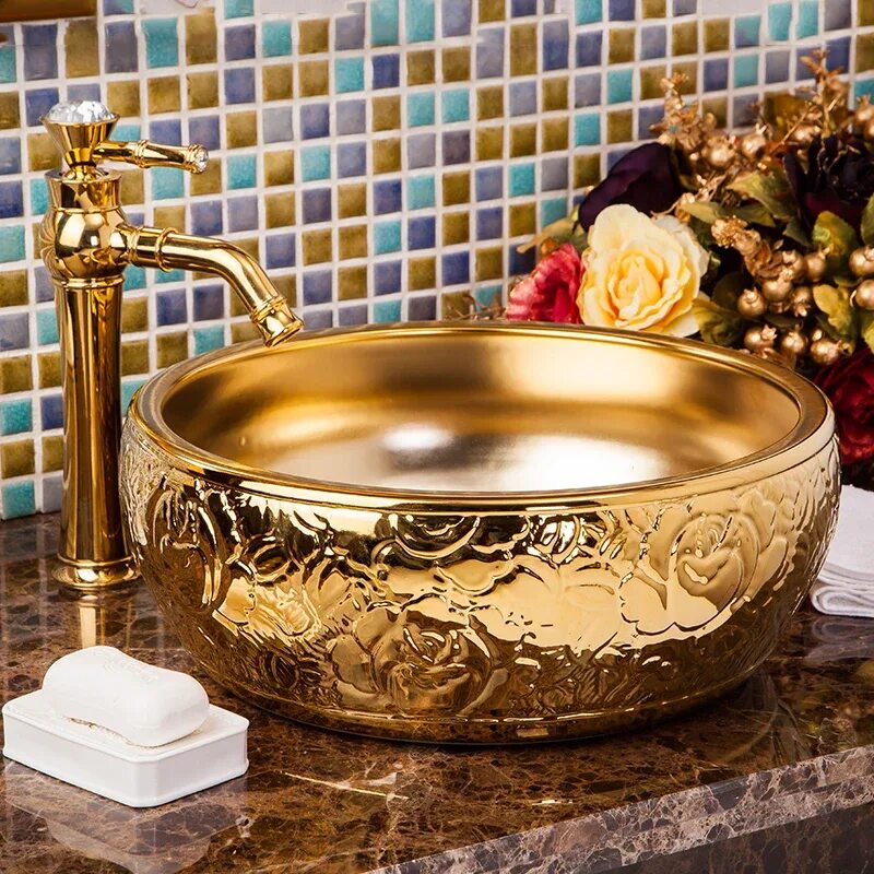 Эксклюзивные раковины. Золотые раковины в ванной. Ванна из золота. Керамическая раковина для ванной.