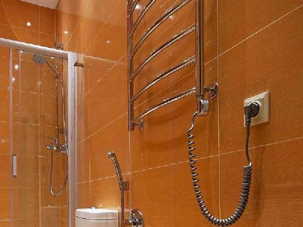 Теплые стены в душе. Полотенцесушитель в ванную. Электрический полотенцесушитель для ванной на стене. Электрический полотенцесушитель монтаж. Полотенцесушитель в маленькой ванной.