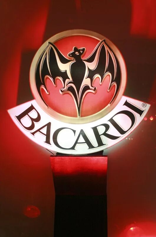 Бакарди рус. Бакарди фирма. Bacardi эмблема. Вывеска Bacardi. Фото логотипа бакарди.