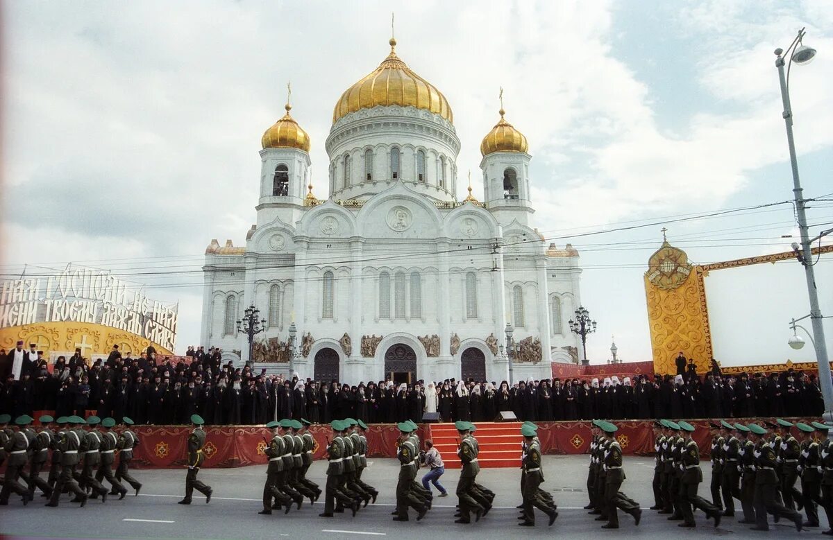 Храм Христа Спасителя-православный храм.. Храм Христа Спасителя 1883. Храм Христа Спасителя 2000 год. Освящение храма Христа Спасителя 2000.