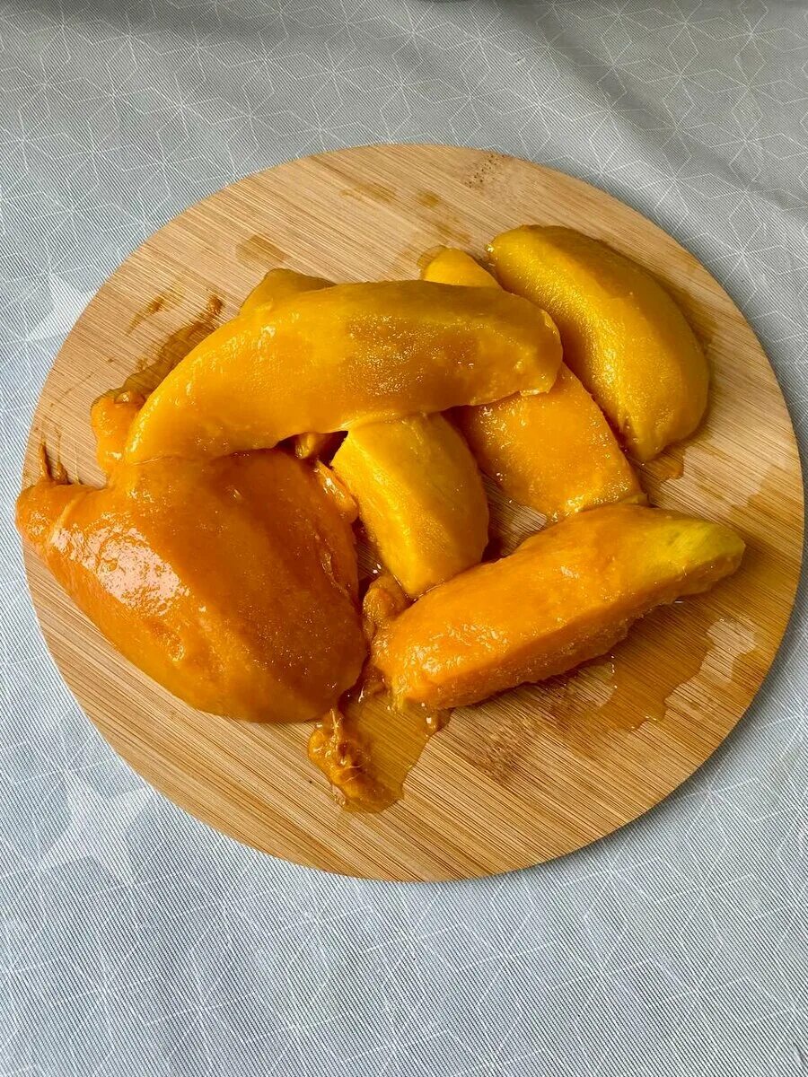 Дольки манго. Кубики манго. Манго дольки в сиропе. Кусочки манго. Манго ломтики.