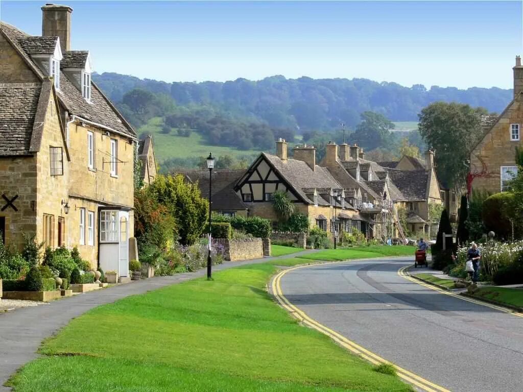 Villages england. Котсуолд Хилс Англия. Деревня Бибери Великобритания. Деревня Бродвей Англия. Котсволдс Англия деревня.