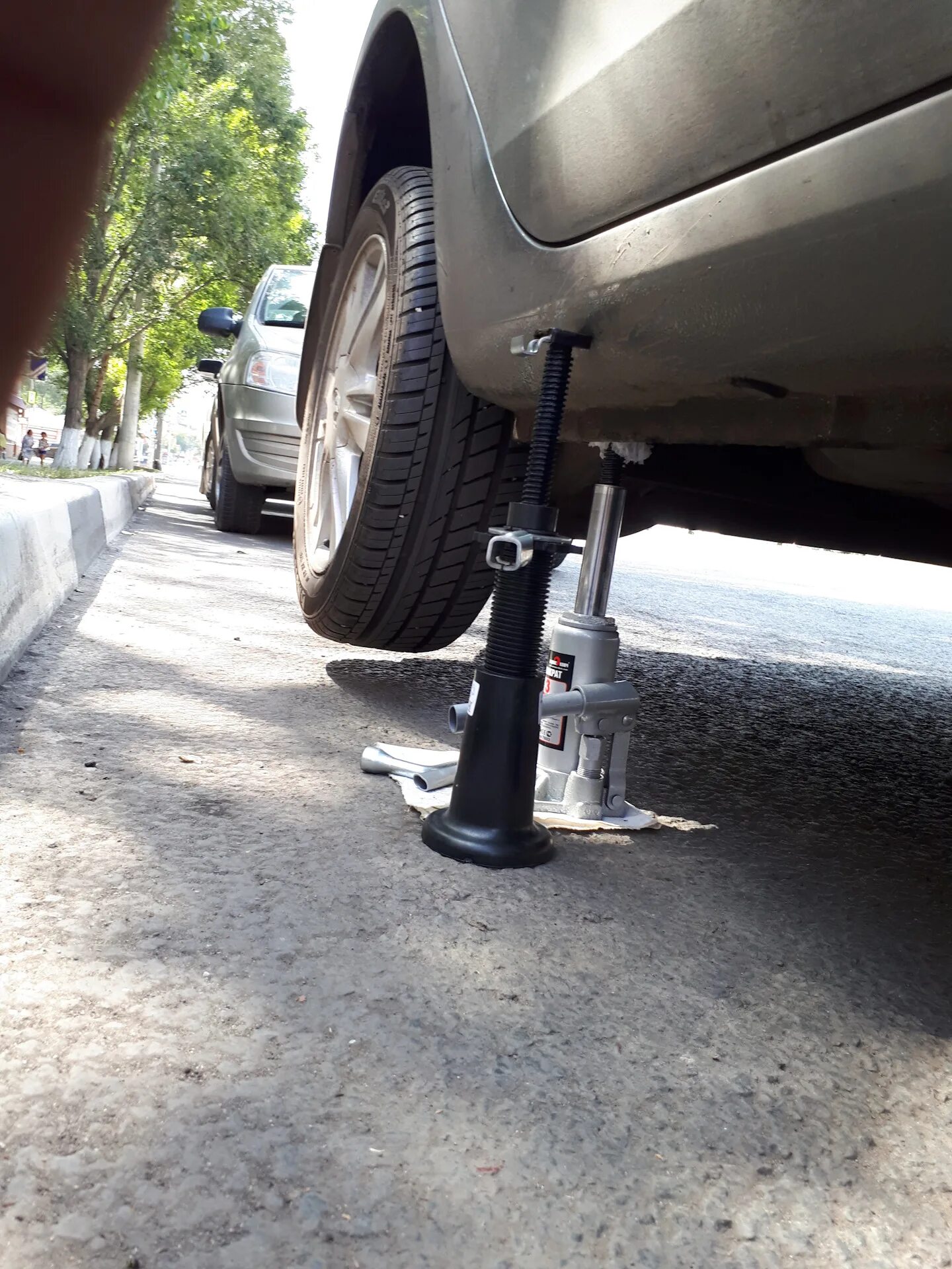 Подъем авто домкратом