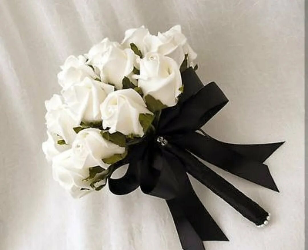 Букет цветов черно белый. Черно белый букет. Черно белый букет невесты. Букет из черных роз. Черно белый букет.