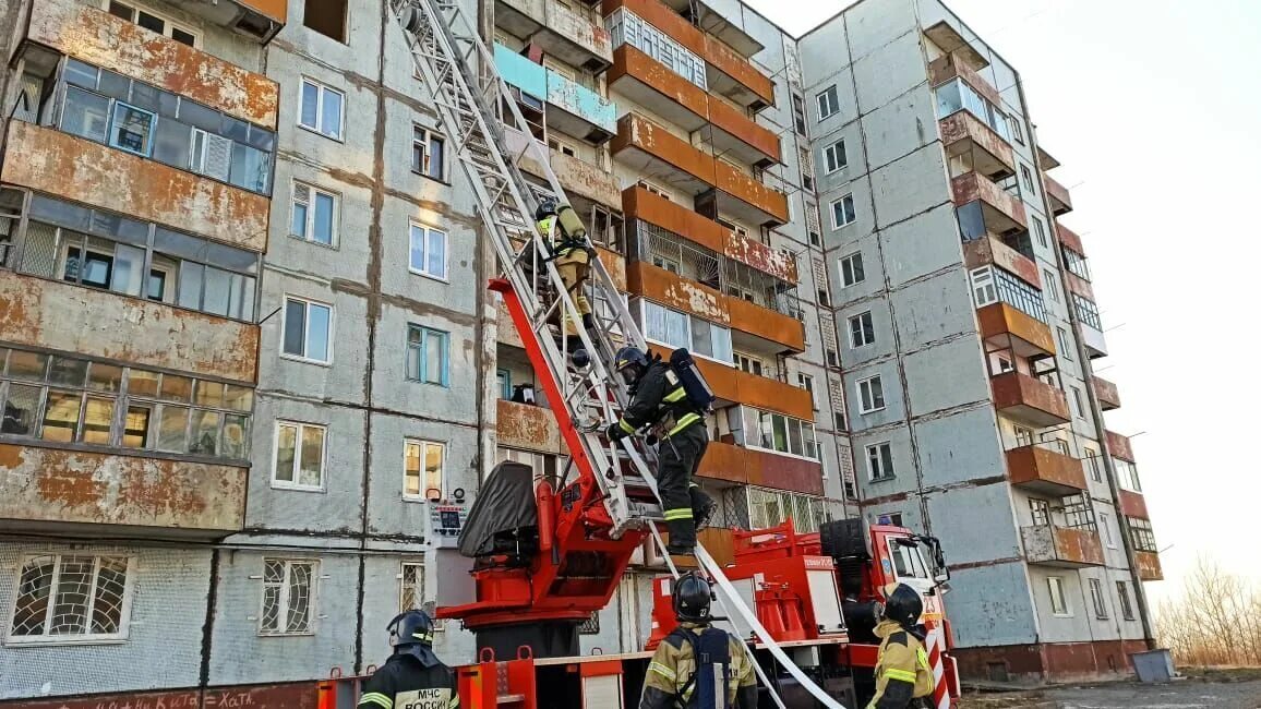 Повышенная этажность мчс. Мчс нягань. Тушение пожаров в зданиях повышенной этажности. Пожарная машина для тушения высотных зданий. Тушение пожаров в высотках.