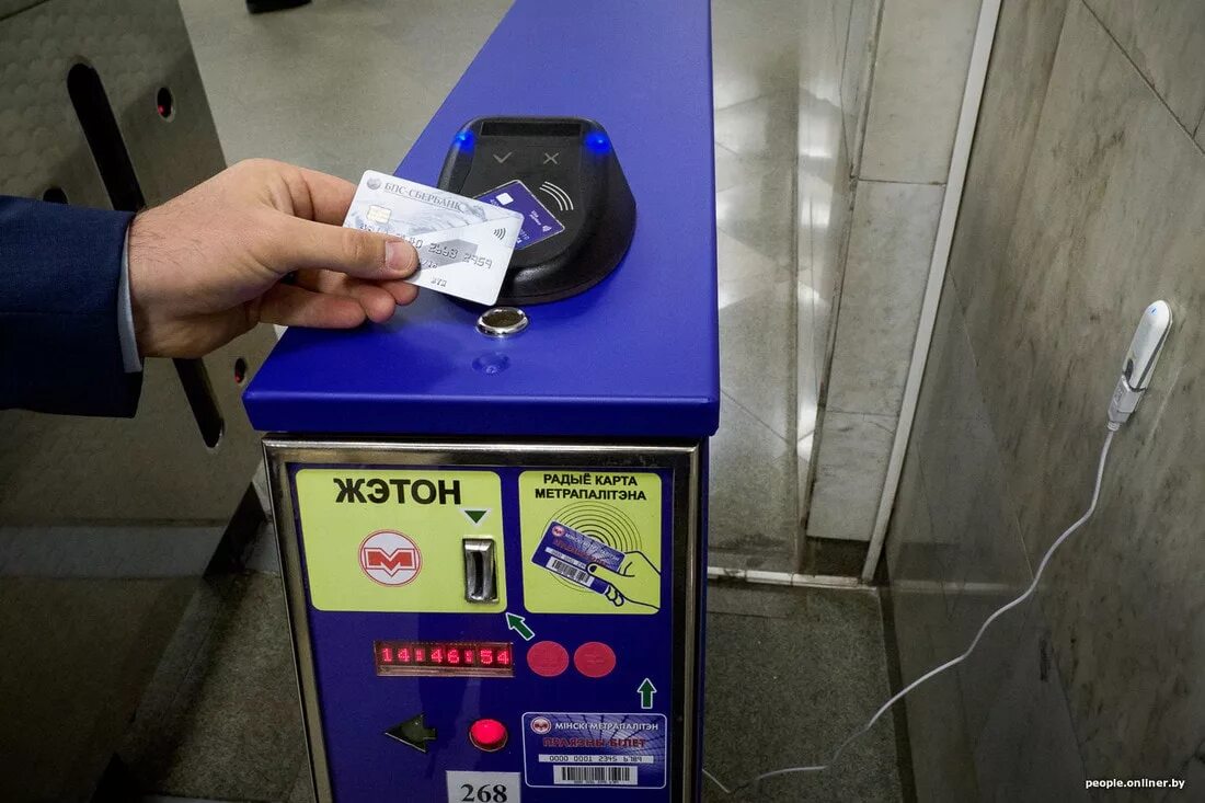 Проезд в метро способы. Метро минск турникеты. оплата картой в метро. терминал оплаты в метро. турникет в метро для оплаты картой.