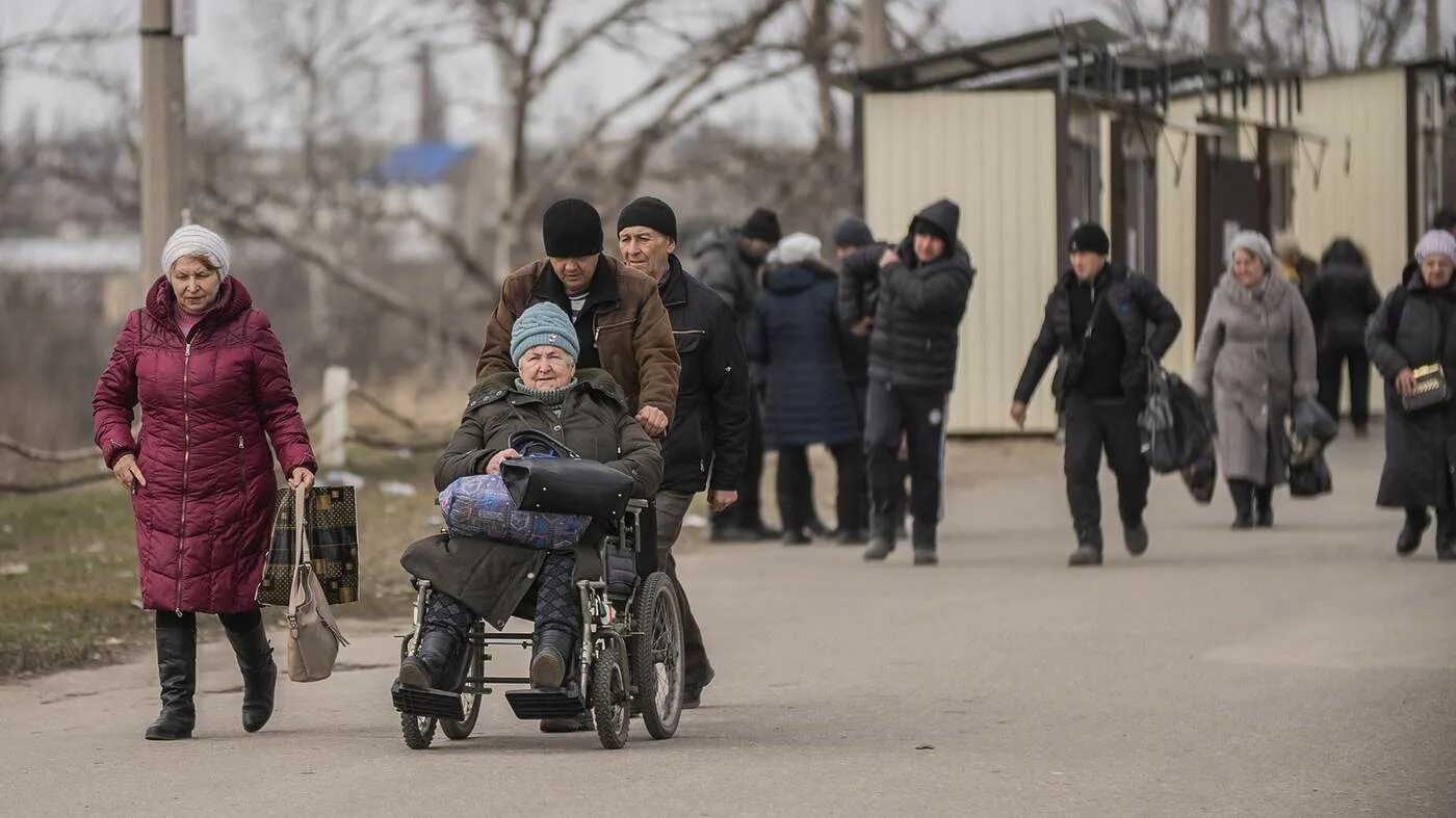 Пенсионные выплаты украины. Пенсионеры Донбасса. Русские мирное население. Пенсионеры Украины на Донбассе. Бабушки на лавке.