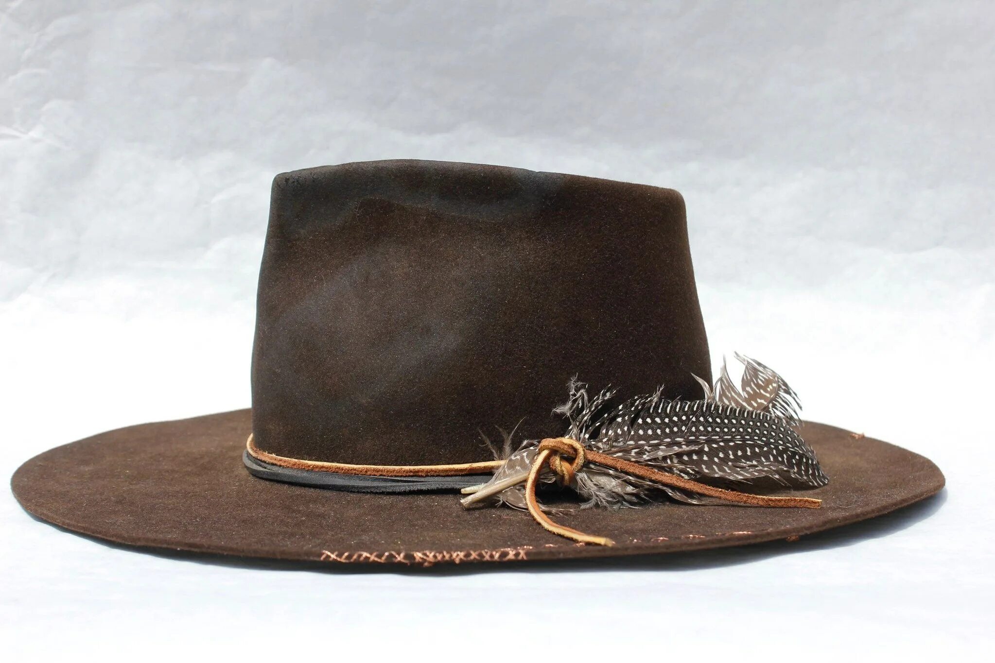 Широкополая мужская шляпа 17 век. Шляпы широкополые мужские 19 век. Бушменская шляпа. Мужская широкополая Панама 19 век.
