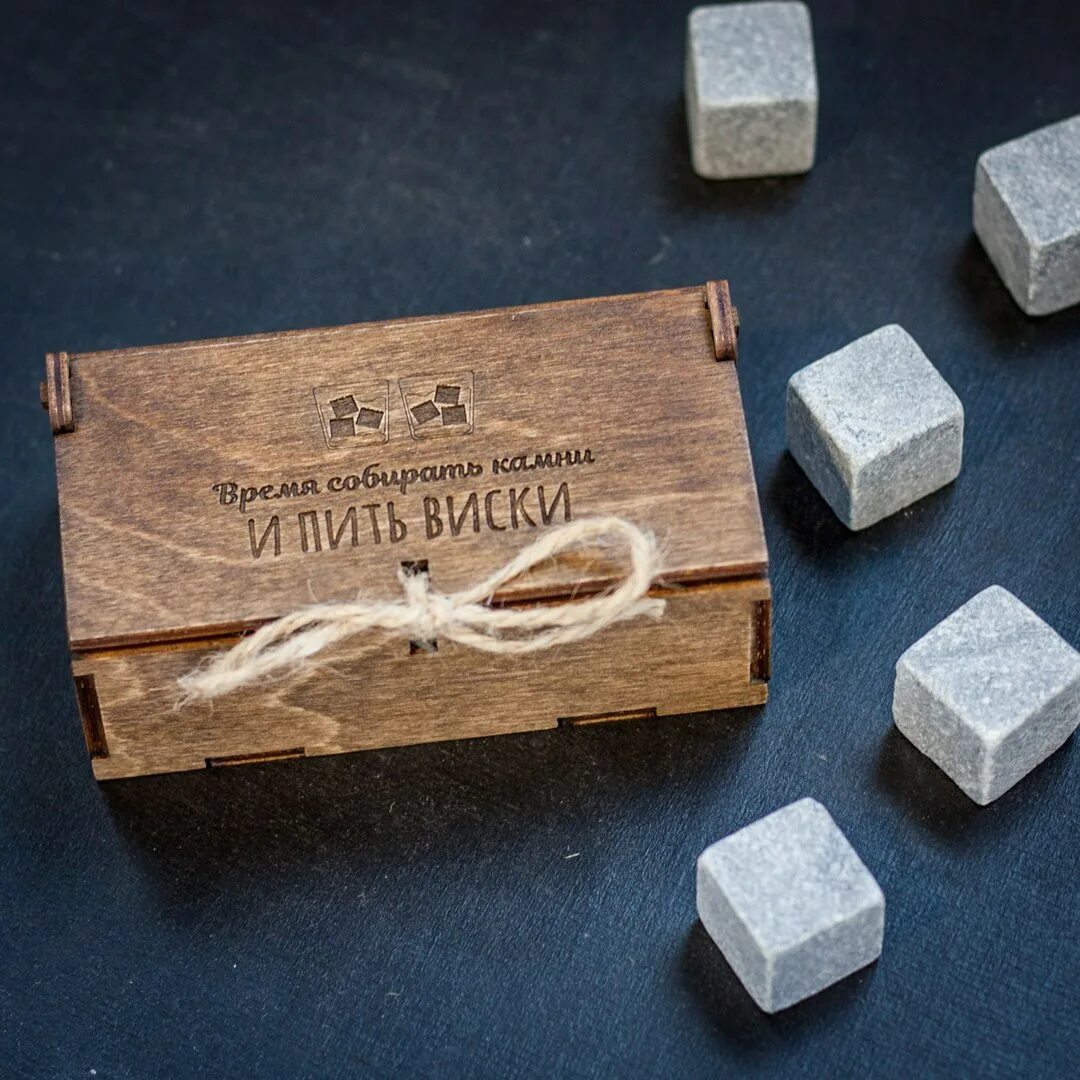 Камни в коробочке. Коллекция камней окружающий мир. Контейнер для коллекции камней. Сундучок с самоцветами. Камни в коробочке.