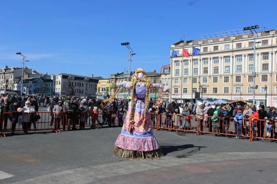 Масленица во владивостоке 2024. Масленица Владивосток Центральная площадь. Праздничное мероприятие проводы Масленицы на Сити центре в Находке. Массовые гуляния во Владивостоке. Платье на Масленицу женское.