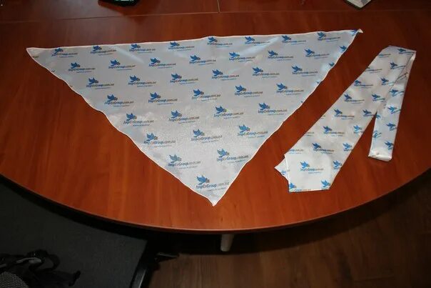 Галстук косынка. Косынки галстуки с логотипом. Косынка с логотипом. Шейный платок брендированный.