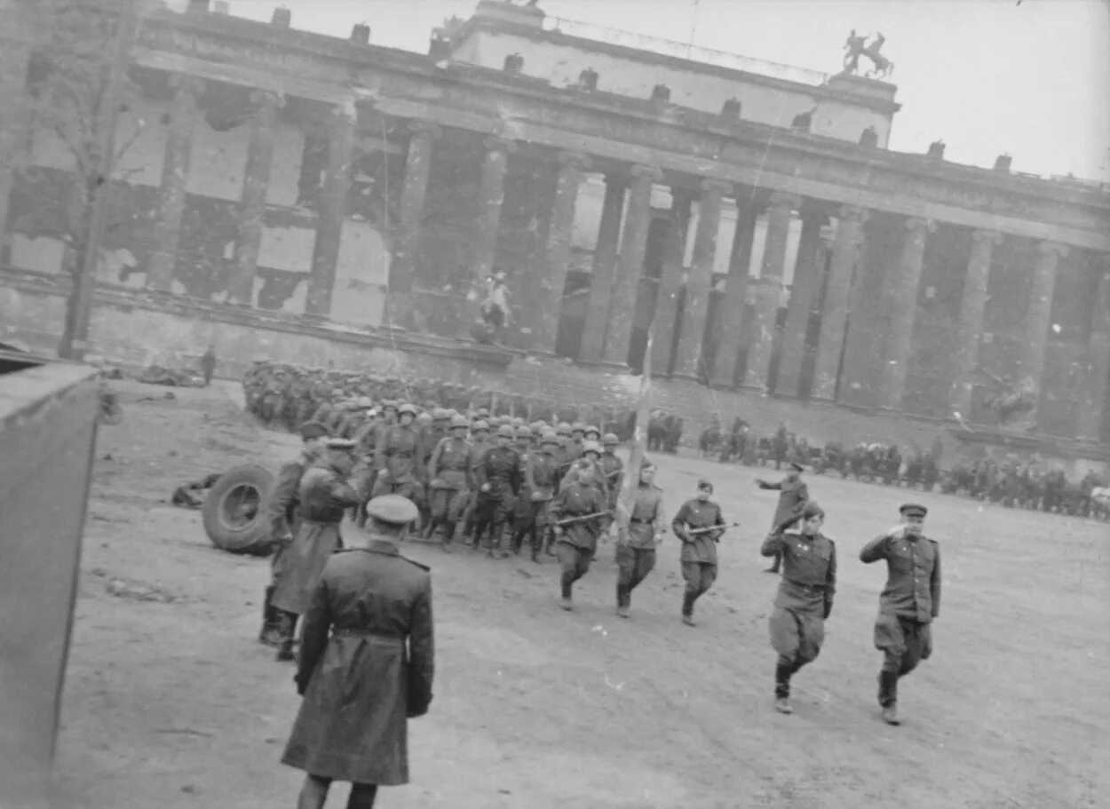 Фотография берлин 5 мая. Парад Победы 4 мая 1945 в Берлине. Парад советских солдат в Берлине 1945. Парад русских войск в Берлине 1945 года. Советские солдаты в Берлине 1945.