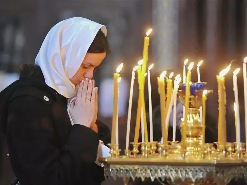 Хождение в церковь. Почему в церковь нельзя в брюках. Почему в церковь нельзя в брюках. Православная женщина. Женщина в брюках в храме.