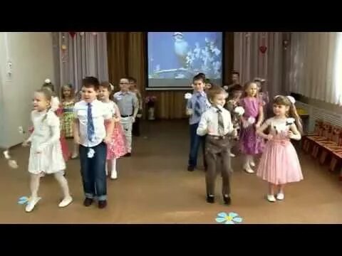 Песня открывайте шире двери просыпайтесь птицы звери. Танец что за музыка на улице слышна. Танец что за музыка на улице слышна. Текст песни весенняя капель. Капель ноты для фортепиано.