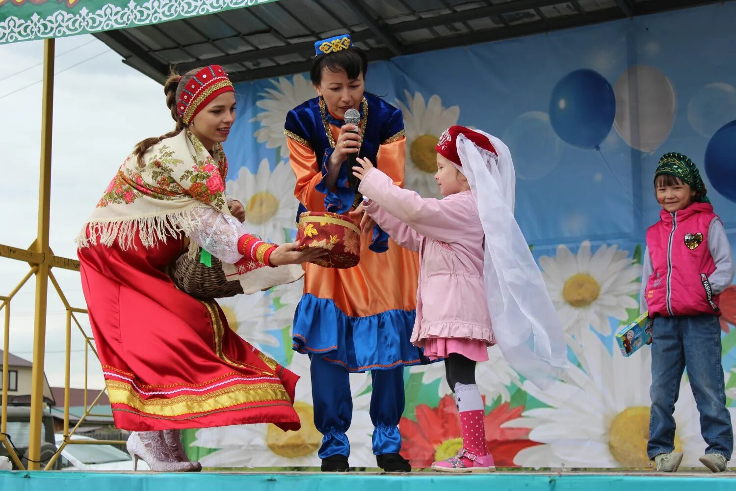 Выставка на сабантуй. Цтбнк "дуслык" ("дружба"). Сабантуй курганская область. Сабантуй курганская область. Праздник башкирской культуры.