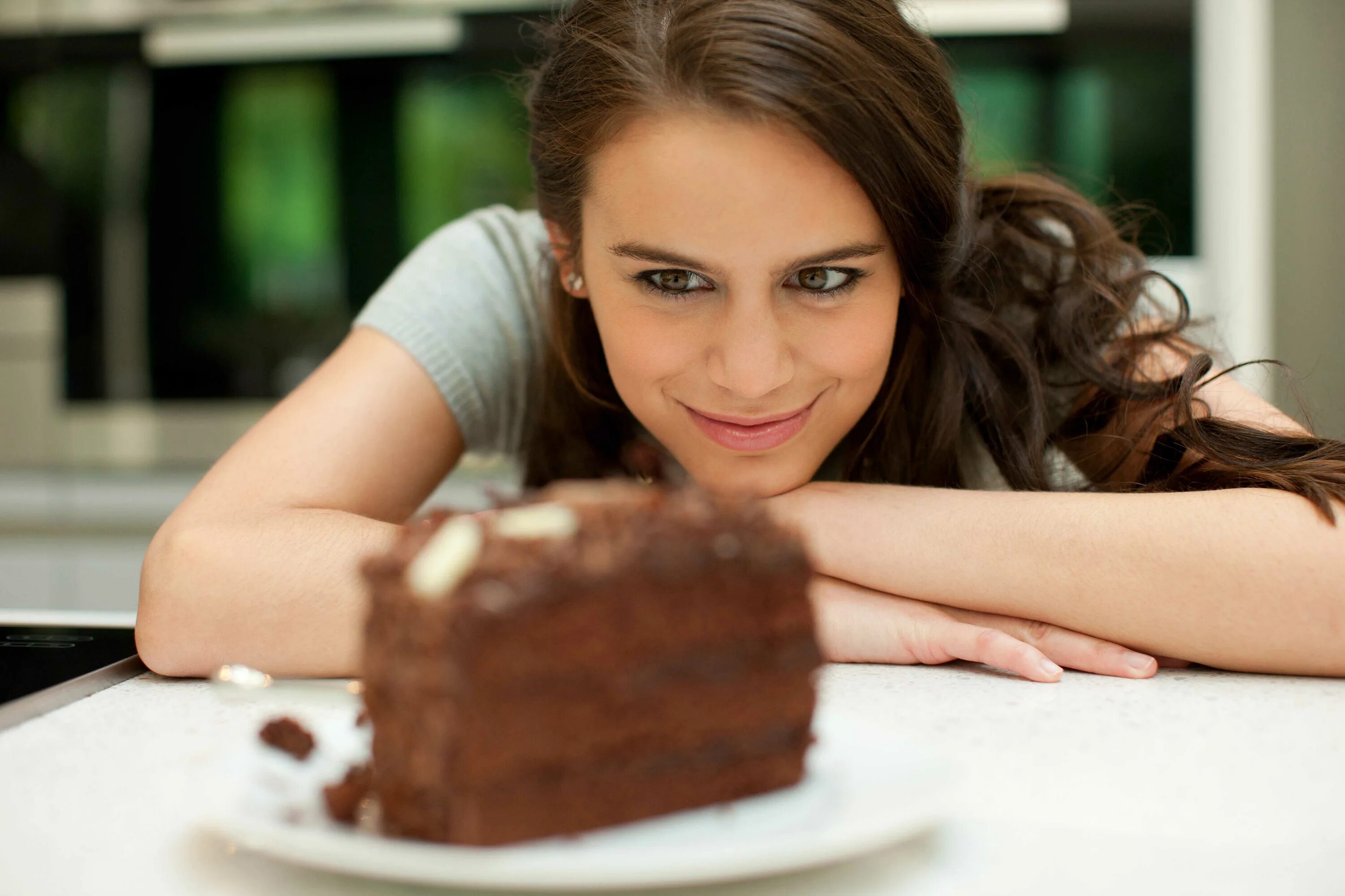 Почему человек ест сладкое. Девушка и сладкое. Женщина и сладости. Тортик для девушки. Девушка ест пирожное.