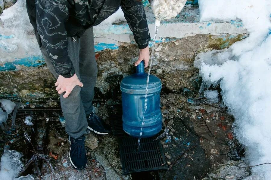 Шагов родники. Набирает воду. Вода Родник. Вода из родников. Набирают воду из родника.