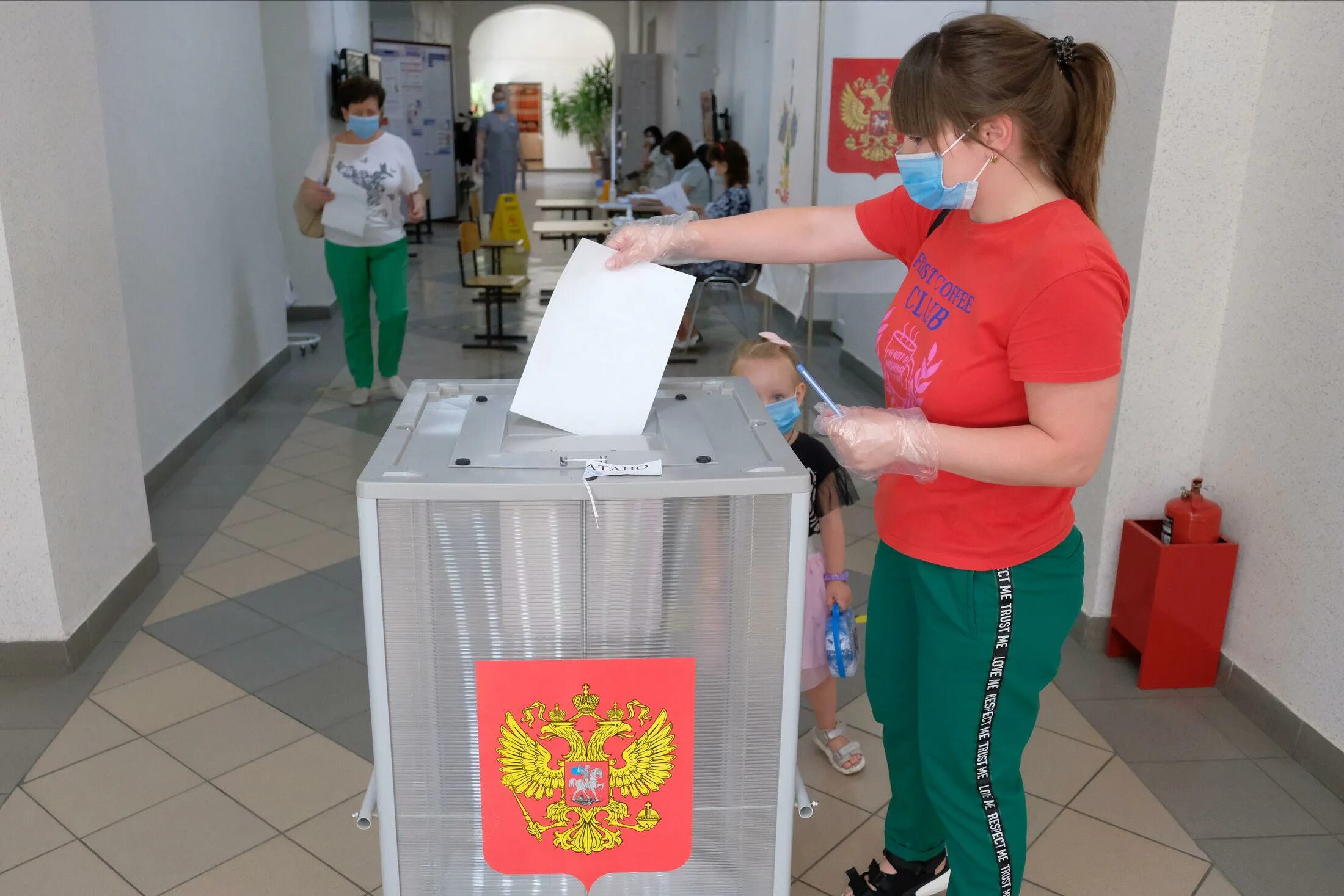 Смоленск явка. Урна для голосования. Люди голосуют на выборах. Явка на выборах. Общероссийская явка на выборах.