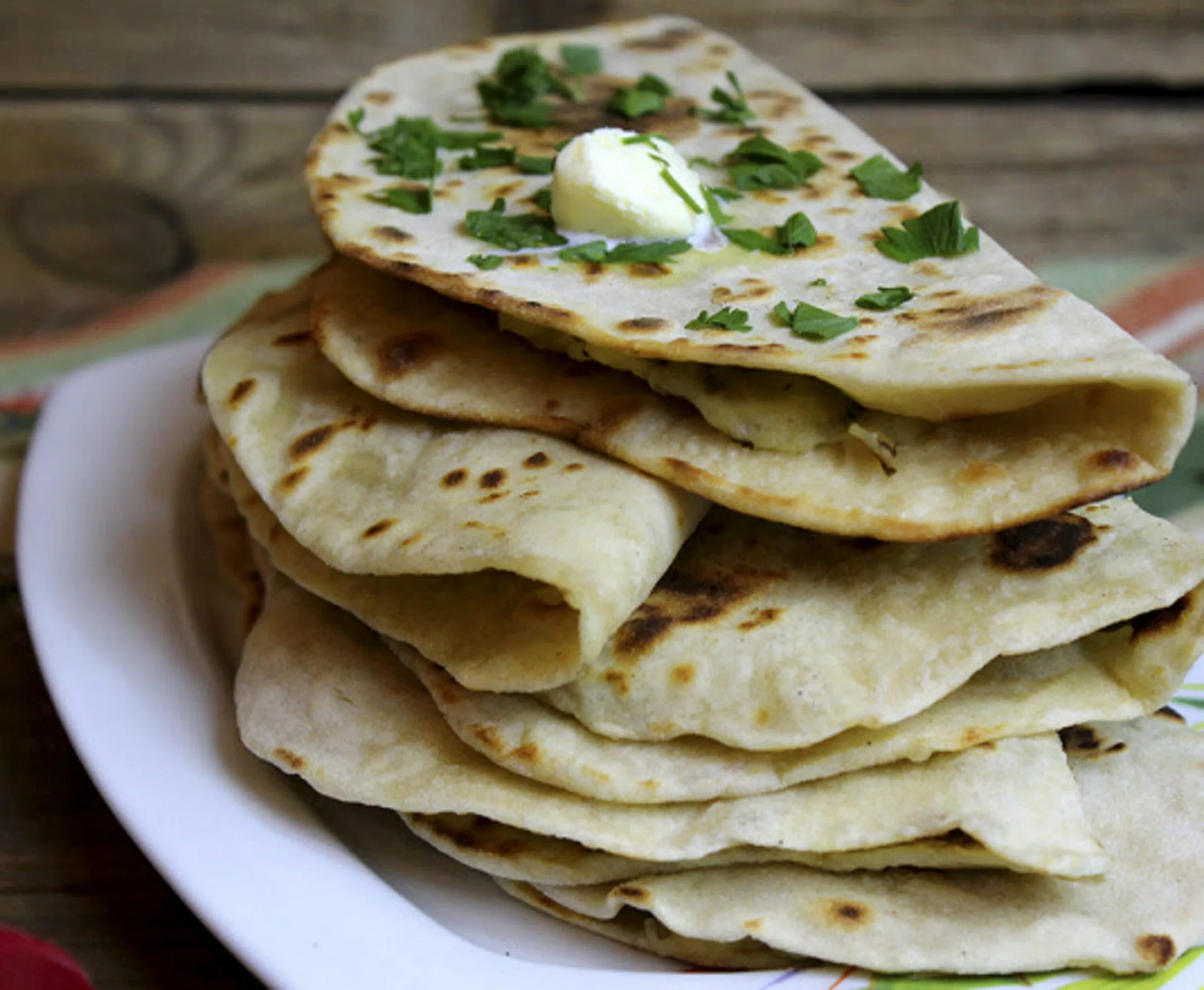 Татарский кыстыбый с картошкой рецепт. Татарская кухня кыстыбый. Татарская выпечка кыстыбый. Башкирская кухня кыстыбый. Татарская лепешка с картошкой кыстыбый.