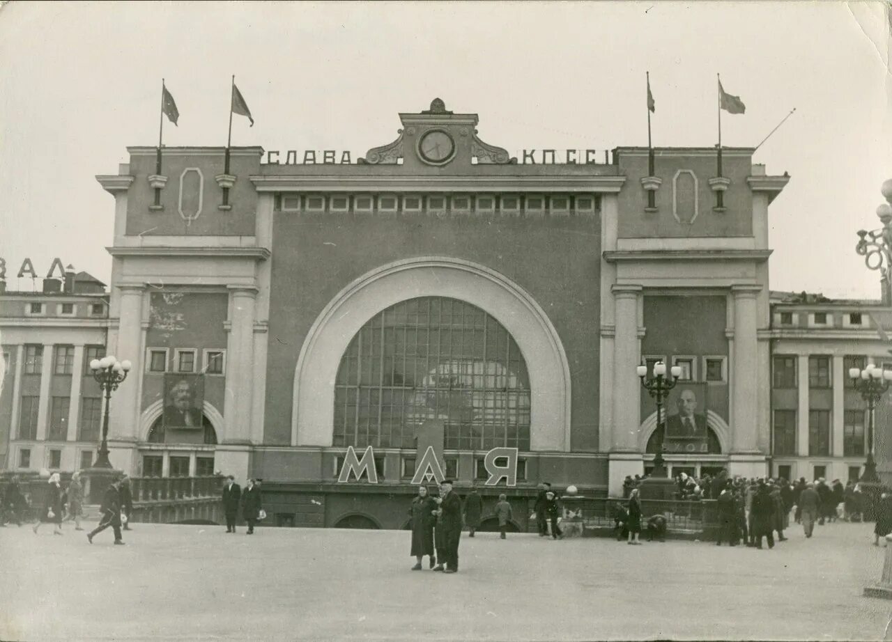 Новосибирск в каком веке. Вокзал Новосибирск главный 1941. Старый ЖД вокзал Новосибирск-. Новосибирск Железнодорожный вокзал 1960. Новосибирск главный 1939.